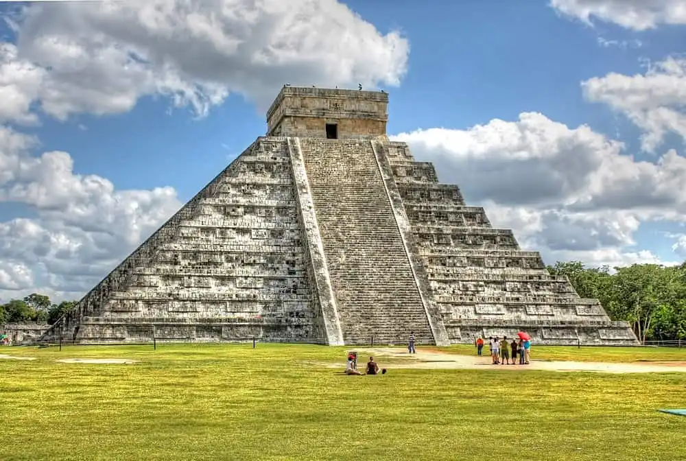 Chichen Itza se encuentra a unos cuantos kilómetros de muchos Desarrollos de Terrenos en Mérida.