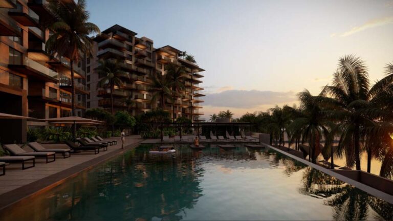 Atardecer en alberca en departamentos Yucalpetén Resort Marina