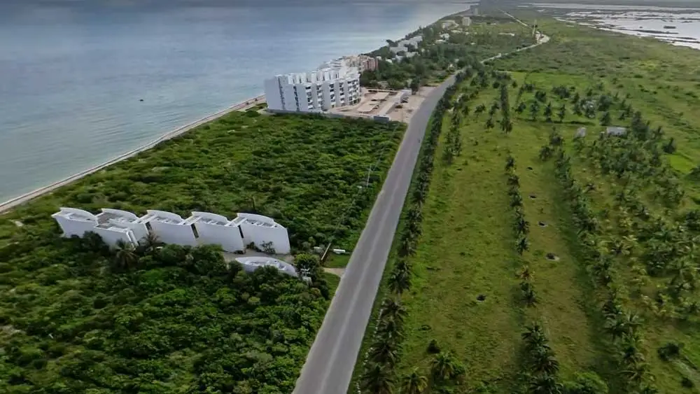 Cayo Coco Tropical Living Terrenos Comerciales Vista Aérea vista hacia Telchac Puerto