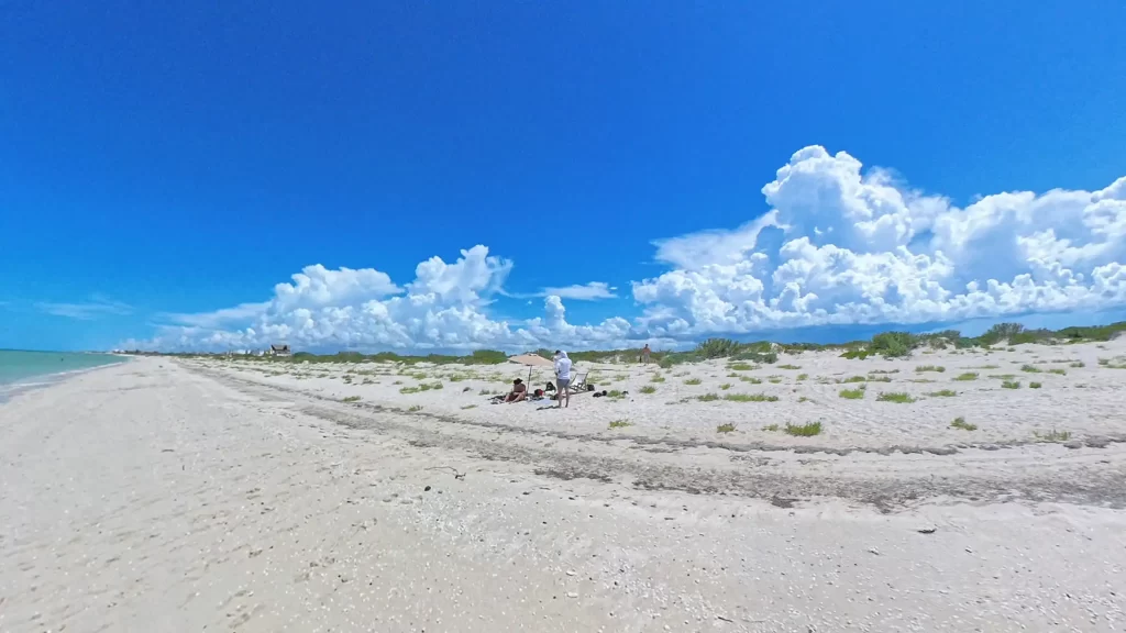 En Chuburná puedes llevar tu sombrilla y camastros