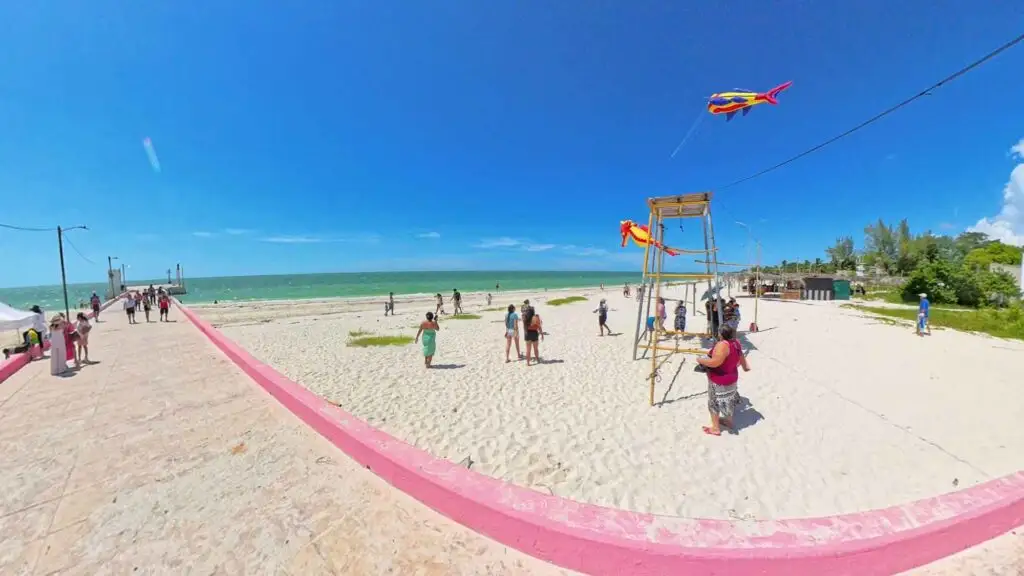 Celestún Yucatán, vista de Playa y Papalotes desde el Muelle