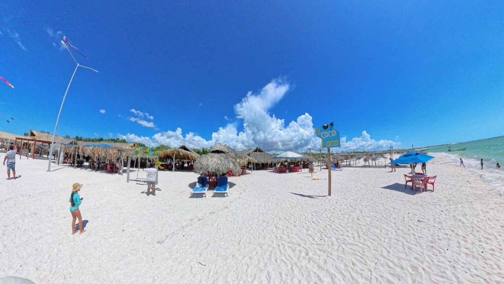 Zona de Palapas y Restaurantes en la Playa de Celestún