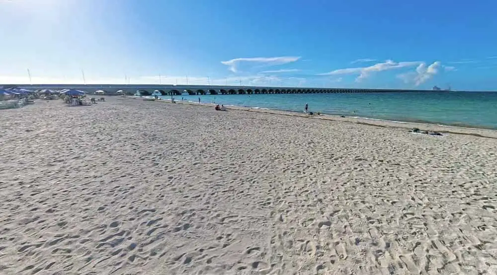 Playa de Puerto Progreso, destino costero cercano a Blanca Residencial.