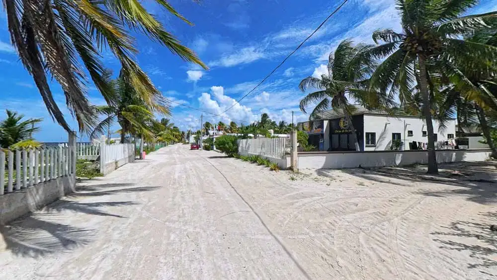 Servicios y ambiente local en Playa San Crisanto Yucatán