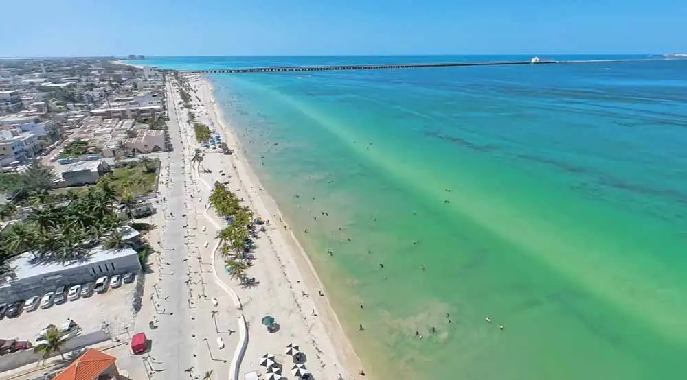 Vista aérea de Puerto Progreso y su playa, a un recorrido aproximado de 28 minutos desde Blanca Residencial.