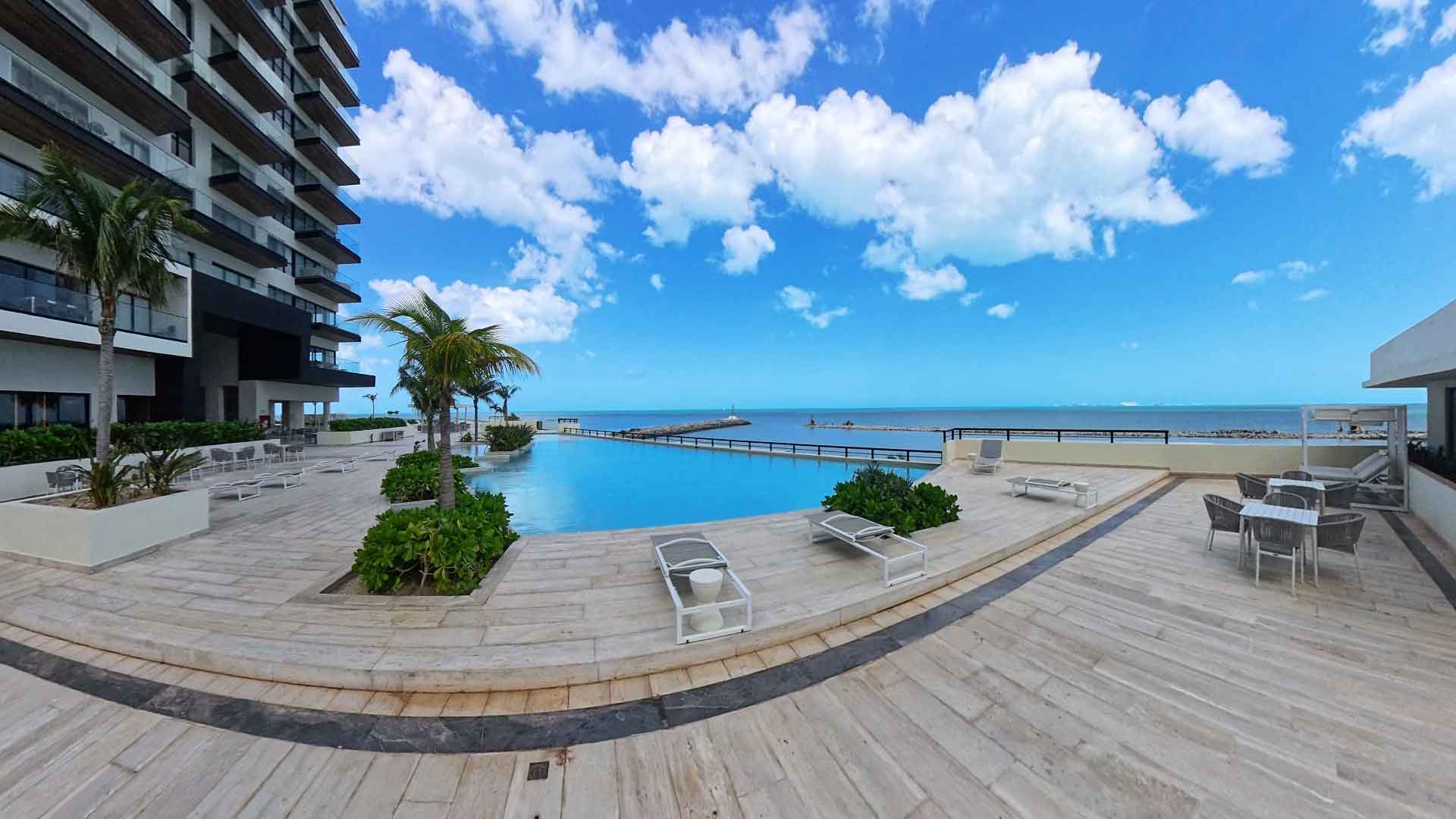 Alberca con vista al mar de Yucalpetén Resort Marina