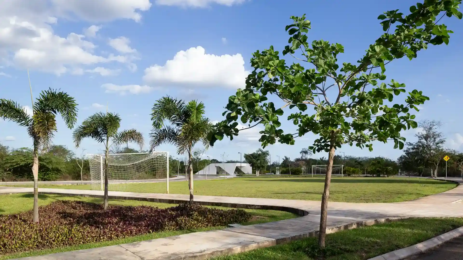 Blanca Residencial Yucatán Cancha de Futbol Amenidades Centrales