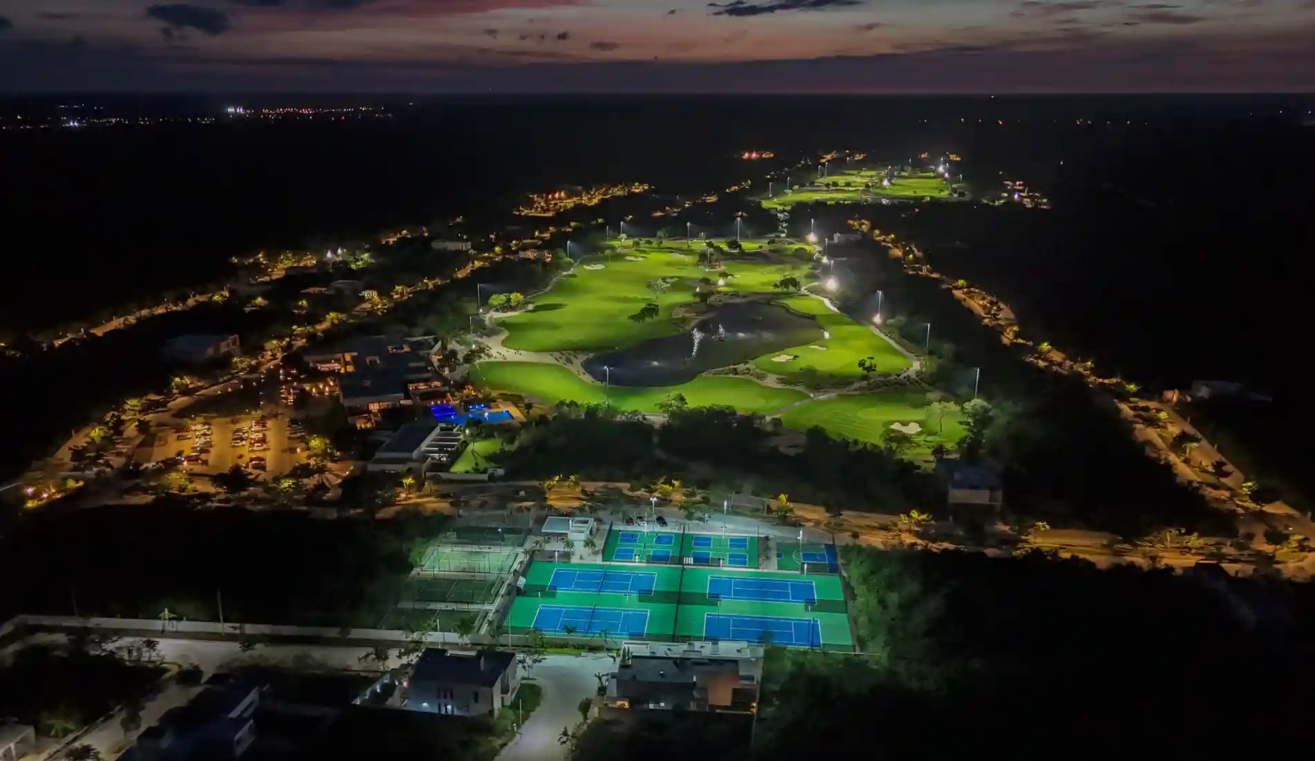 Vista aérea nocturna campo de golf canchas y casa club Provincia Residencial Mérida
