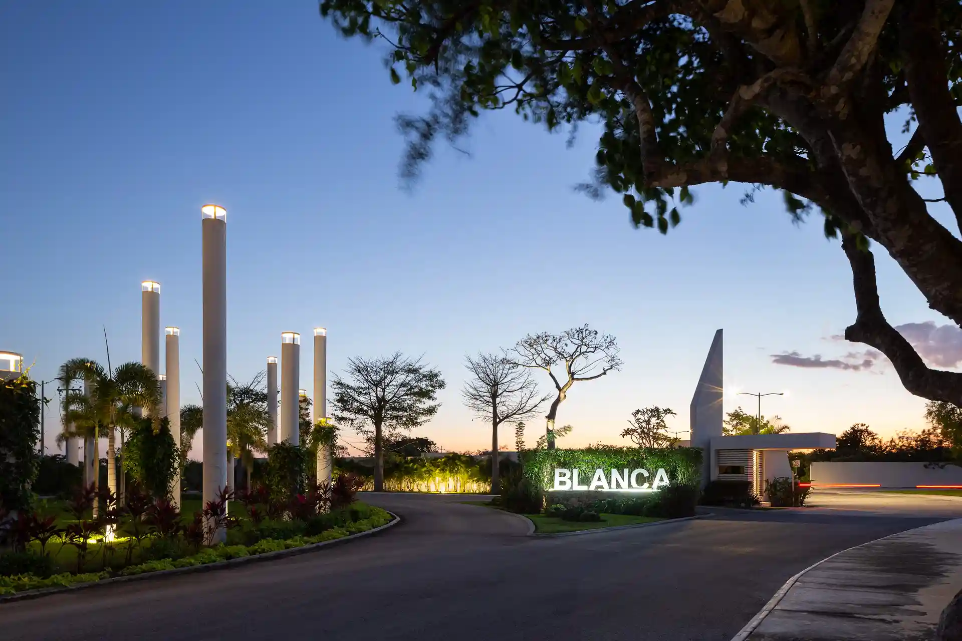 Acceso de Blanca Residencial, privada de SIMCA Desarrollos al norte de Mérida